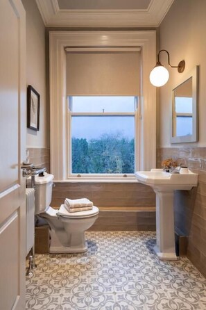 Free toiletries, hair dryer, towels, soap - Creighton Hotel (Clones)