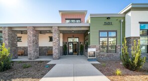Exterior - Landing | Stunning 1BD, Gym, Courtyard (Santa Rosa)