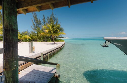 Tranquil 4-bedroom 3-bath house with 50' boat dock in delightful Treasure Cay