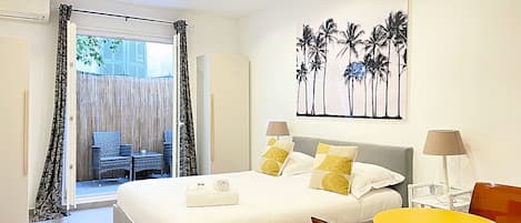 Tabla de planchar con plancha y ropa de cama