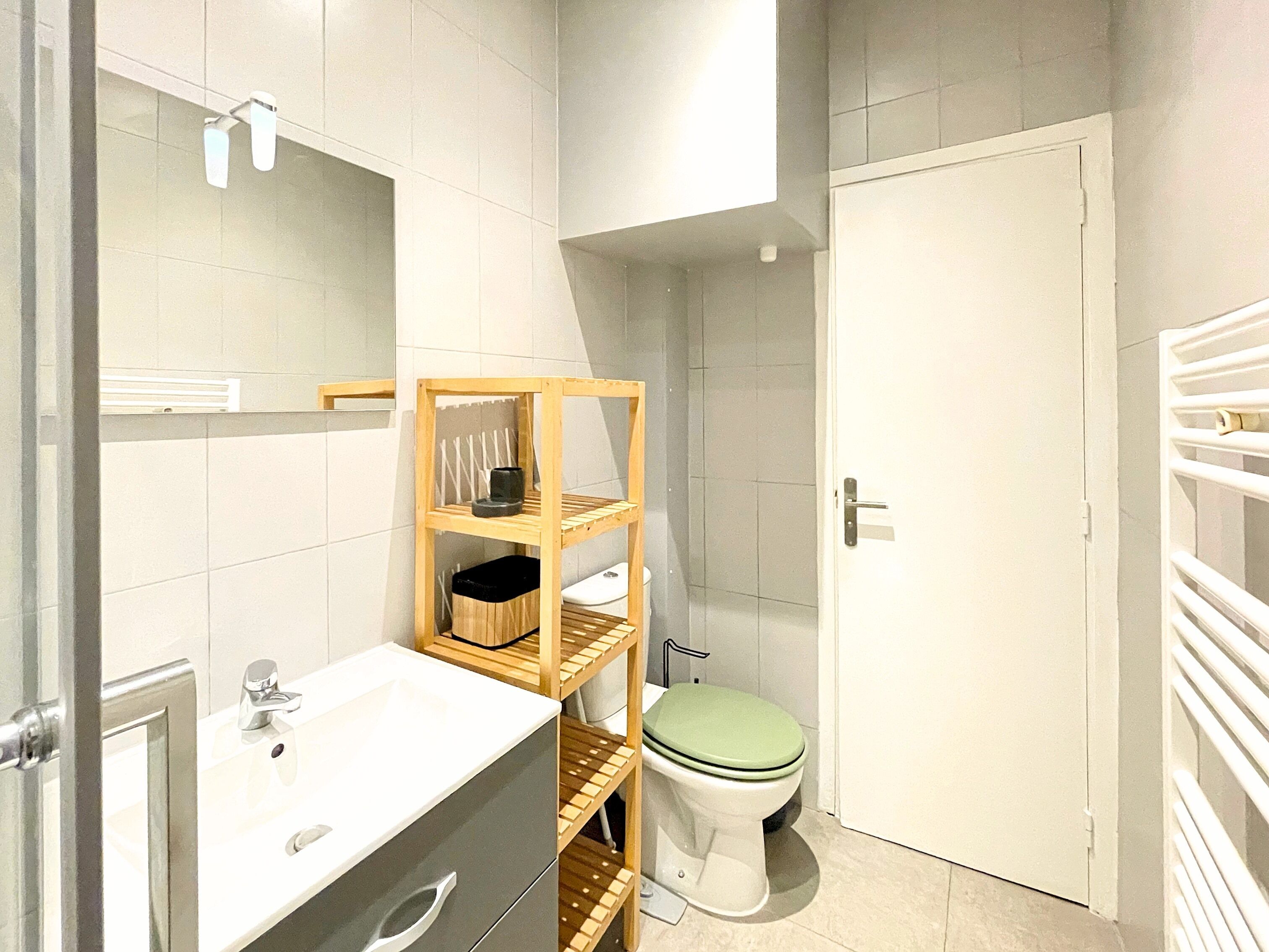 Douche, séchoir à cheveux, serviettes fournies
