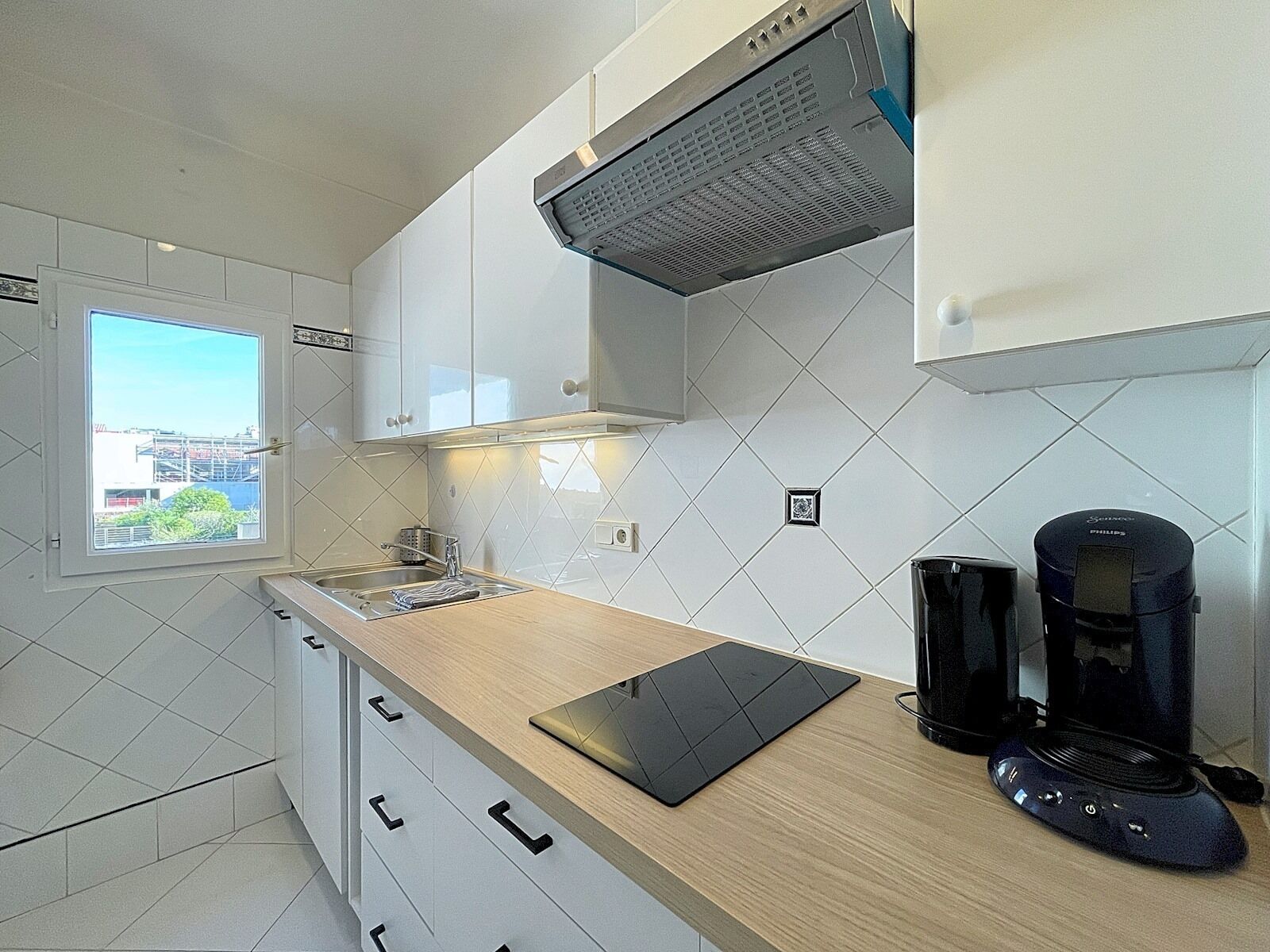 Kühlschrank, Mikrowelle, Toaster, Esstisch