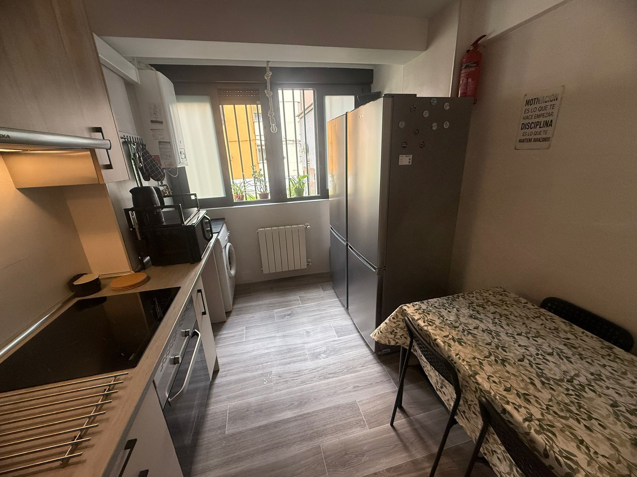 Dormitorio compartido, 1 habitación, vista al jardín | Cocina privada