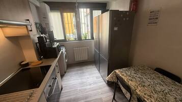 Dormitorio compartido, 1 habitación, vista al jardín | Cocina privada