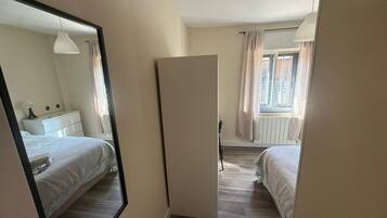 Dormitorio compartido, 1 habitación, vista al jardín | 1 habitación