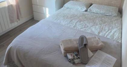 Room-cozy Guest Room in Modern Madrid Ap