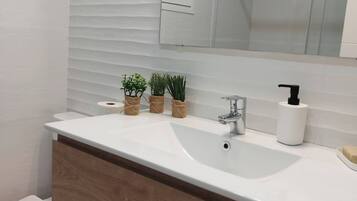 Dormitorio compartido, 1 habitación, vista al jardín | Baño