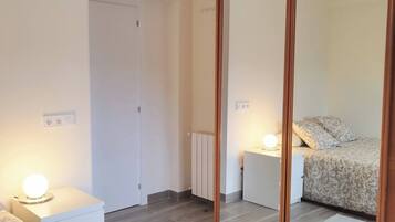 Dormitorio compartido, 1 habitación, vista al jardín | 1 habitación