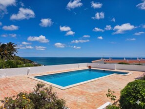 A rooftop pool with a view of the sea and a clear sky. - Villa dame de Salema with magnificent ocean view and heated pool (Salema8650-)