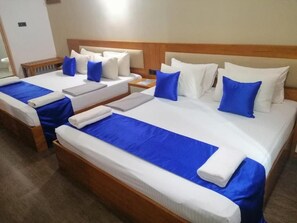 Quarto casal luxo, sacada, vista para o rio | Espaço de trabalho para notebook