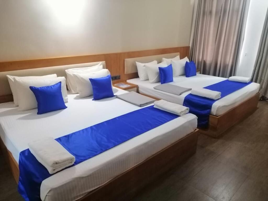 Quarto casal luxo, sacada, vista para o rio | Espaço de trabalho para notebook