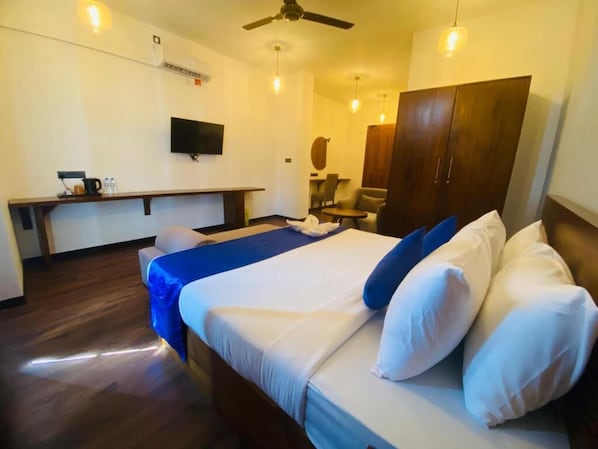 Chambre Deluxe double, balcon, vue sur le fleuve | Espace de travail pour ordinateurs portables