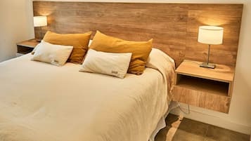 Tabla de planchar con plancha, wifi y ropa de cama