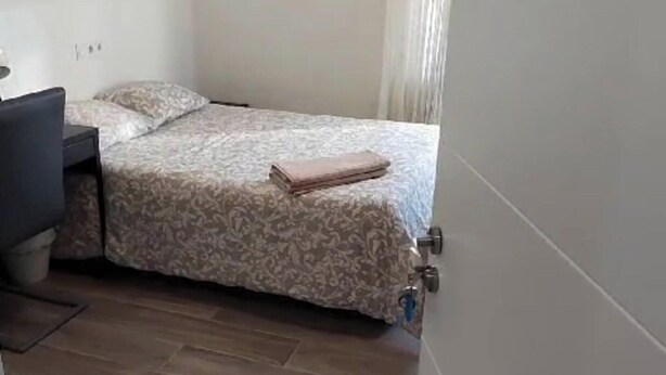 A bedroom with a bed, a desk, a ceiling fan, and a window with curtains. - Room-cozy Guest Room in Modern Madrid Fl (Madrid)