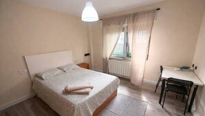 Une chambre à coucher avec un lit, un bureau et une chaise.
