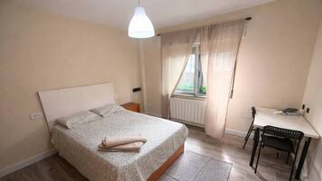 Dormitorio compartido, 1 habitación, vista al jardín | 1 habitación