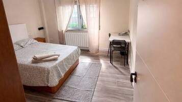 Dormitorio compartido, 1 habitación, vista al jardín | 1 habitación