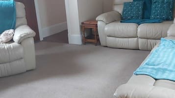 House, 3 Bedrooms, Patio | Living room | Books