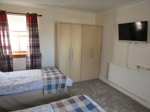 Room amenity - Spacious 3 Bedroom House With Outdoor Patio Area for Outdoor Dining and Wifi (Buckie)