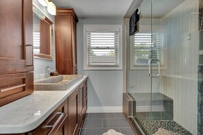 Hair dryer, towels - Central Royal Oak 3BR Home Near Woodward, Birmingham & Detroit Zoo (Royal Oak)