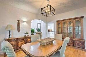 Dining - 5 Bedroom Mini Resort with Pool! (Boynton Beach)