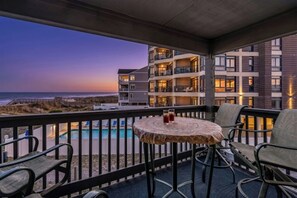 Outdoor dining - Enjoy a Stay at Sea Cabin 210 (North Myrtle Beach)