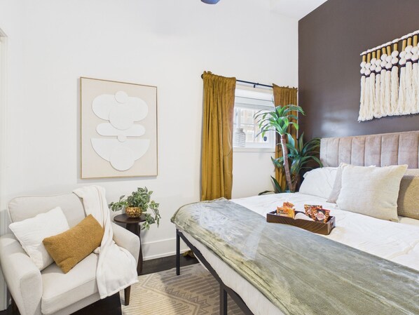 Iron/ironing board, internet, bed sheets - Bright & Spacious Boho Oasis: A Warm Retreat (Chicago)