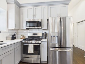 Private kitchen - Bright & Spacious Boho Oasis: A Warm Retreat (Chicago)