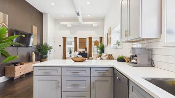 Coffee/tea maker, fridge, microwave, oven