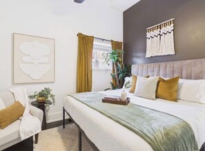 1 slaapkamer, een strijkplank/strijkijzer, gratis wifi