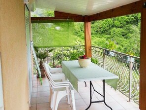 Outdoor dining - Appartement Familial Vue Vallée et Mer - Total Comfort - 15 min des Thermes (Santa-Maria-Figaniella)