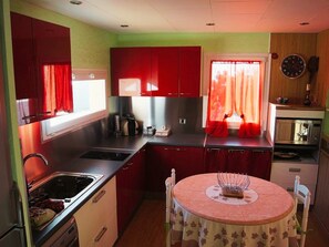 Private kitchen - Appartement Familial Vue Vallée et Mer - Total Comfort - 15 min des Thermes (Santa-Maria-Figaniella)