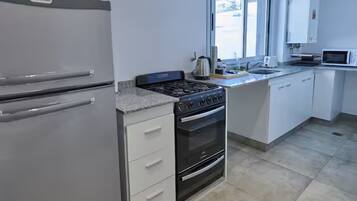 Refrigerador, microondas, parrilla de estufa y tostadora