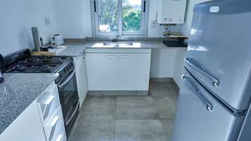 Kühlschrank, Mikrowelle, Herdplatte, Toaster