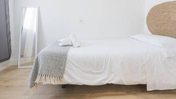 Tabla de planchar con plancha, acceso a internet y ropa de cama