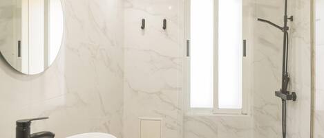 Shower, hair dryer, towels