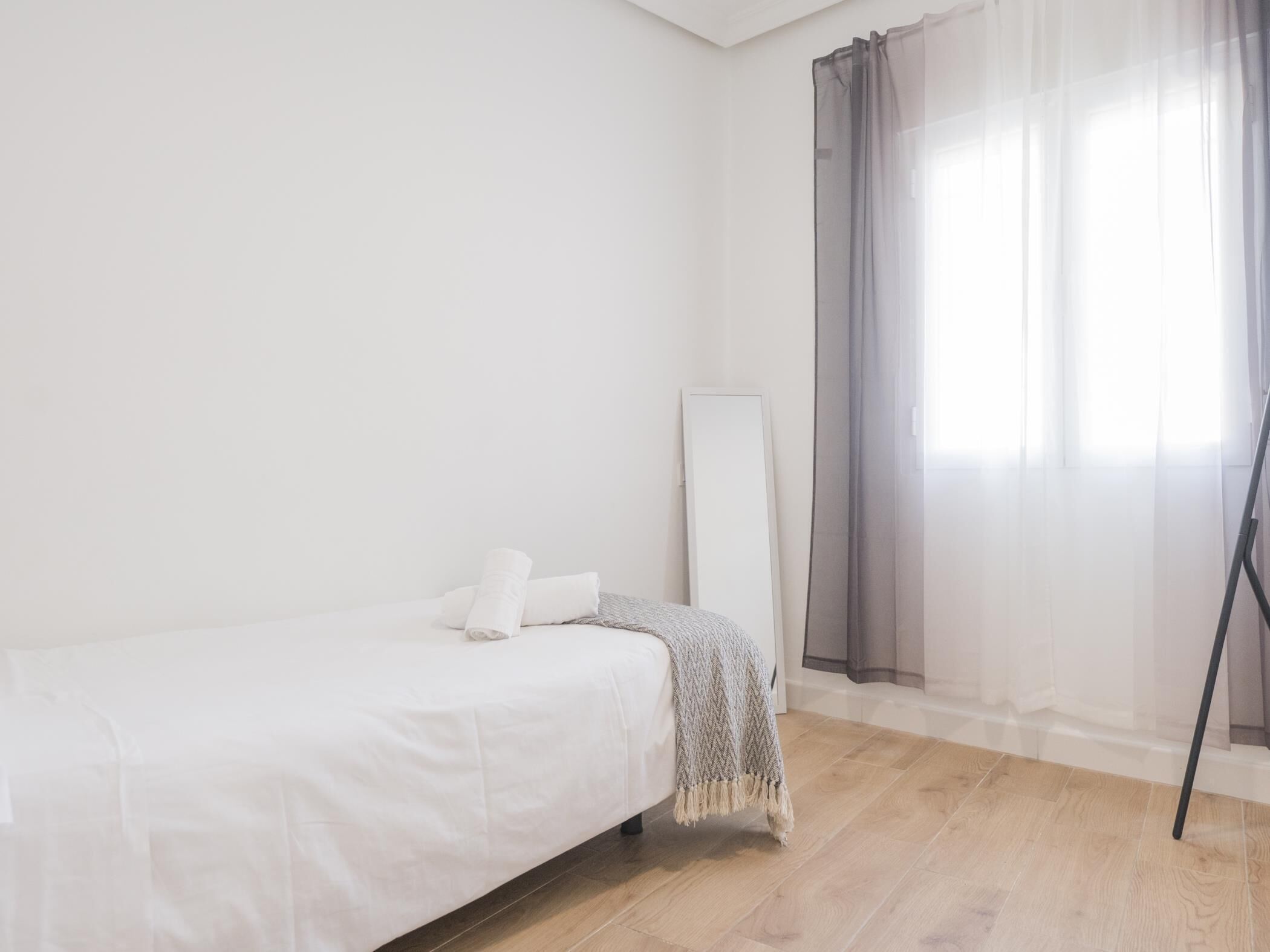 Tabla de planchar con plancha, Internet, ropa de cama