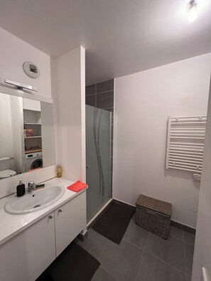 Towels, soap, toilet paper - Modern apartment in Montpellier, popular area near the Lez, beaches, 2 people (Montpellier)