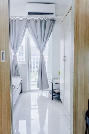 Interior - Shore Residence with Pool near AirPort & MOA (Pasay City)