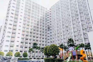 Outdoor pool - Shore Residence with Pool near AirPort & MOA (Pasay City)