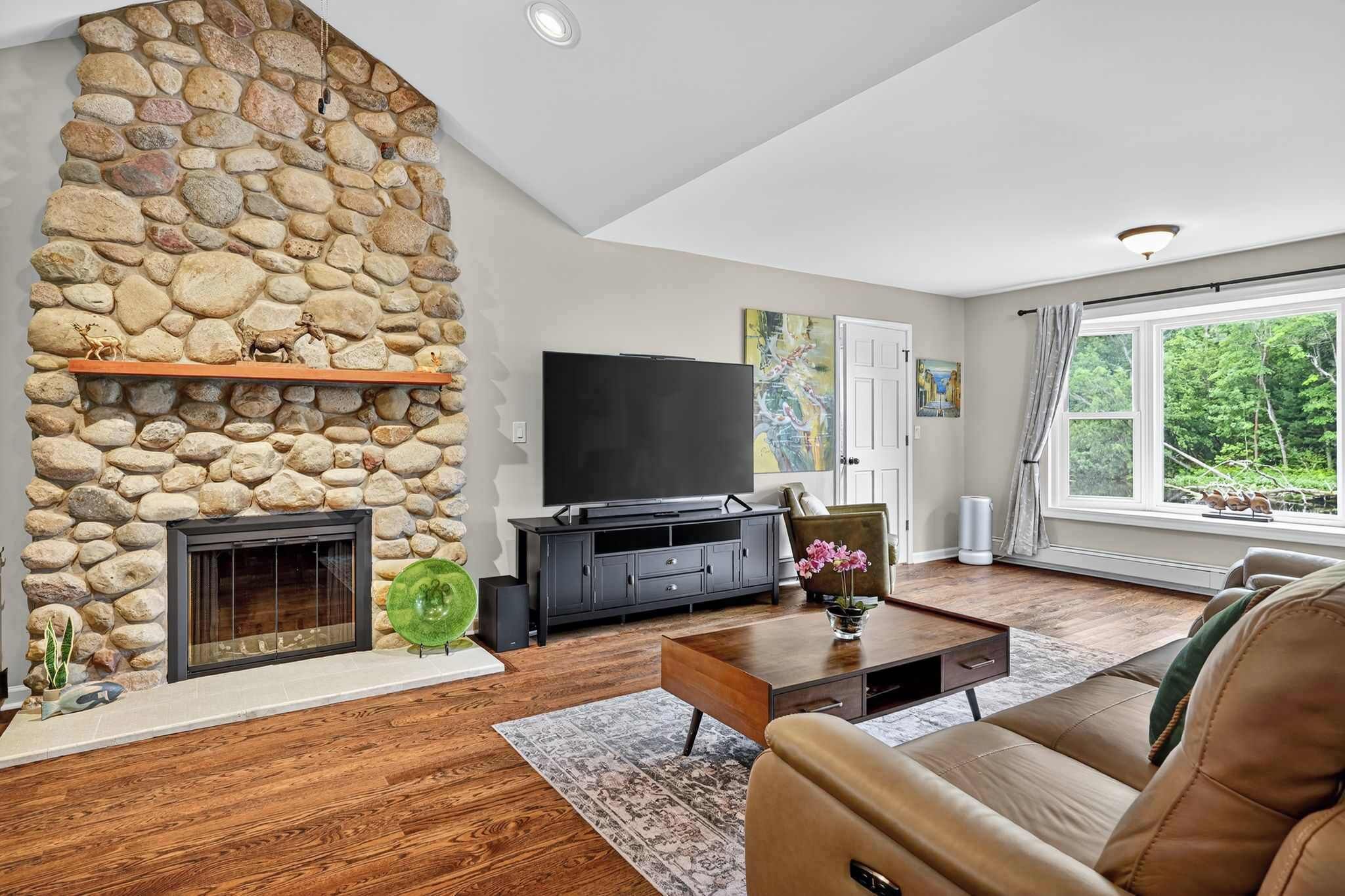 TV, fireplace