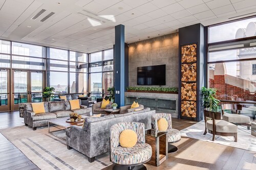 Rooftop Pool & Lounge in Downtown - Free Parking