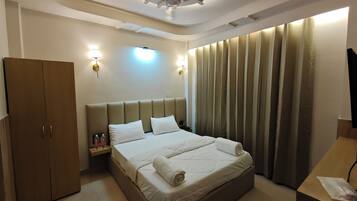 Deluxe Double Room | Desk, laptop workspace, free WiFi