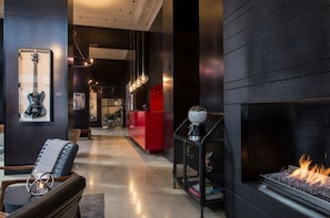 En moderne lobby med pejs, guitarudstilling og reception.