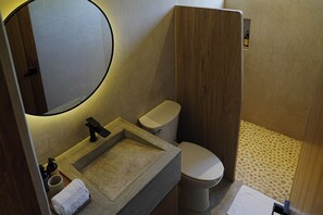 Villa familiar, 2 habitaciones, cocina, vista a la montaña | Baño | Regadera, amenidades de baño gratuitas, secadora de cabello, toallas 