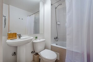 Sèche-cheveux, serviettes fournies, savon, papier toilette