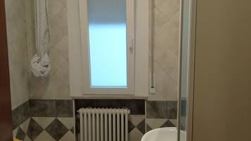 Dusche, Haartrockner, Bidet, Handtücher