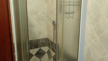 Dusche, Haartrockner, Bidet, Handtücher