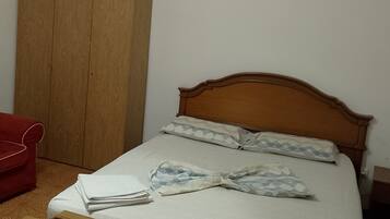 Fer et planche Ă repasser, accĂšs Internet, draps fournis