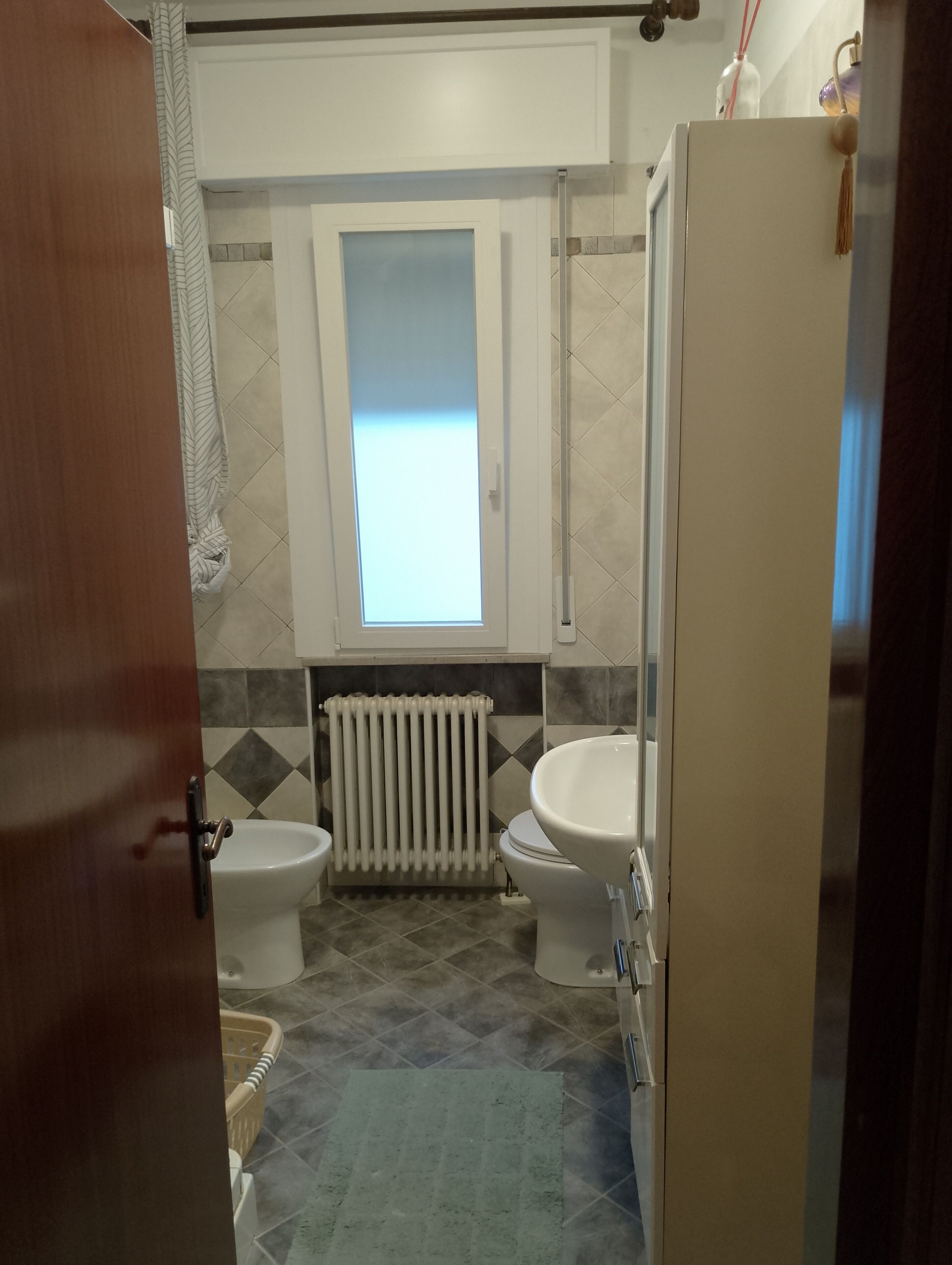 Douche, sèche-cheveux, bidet, serviettes fournies